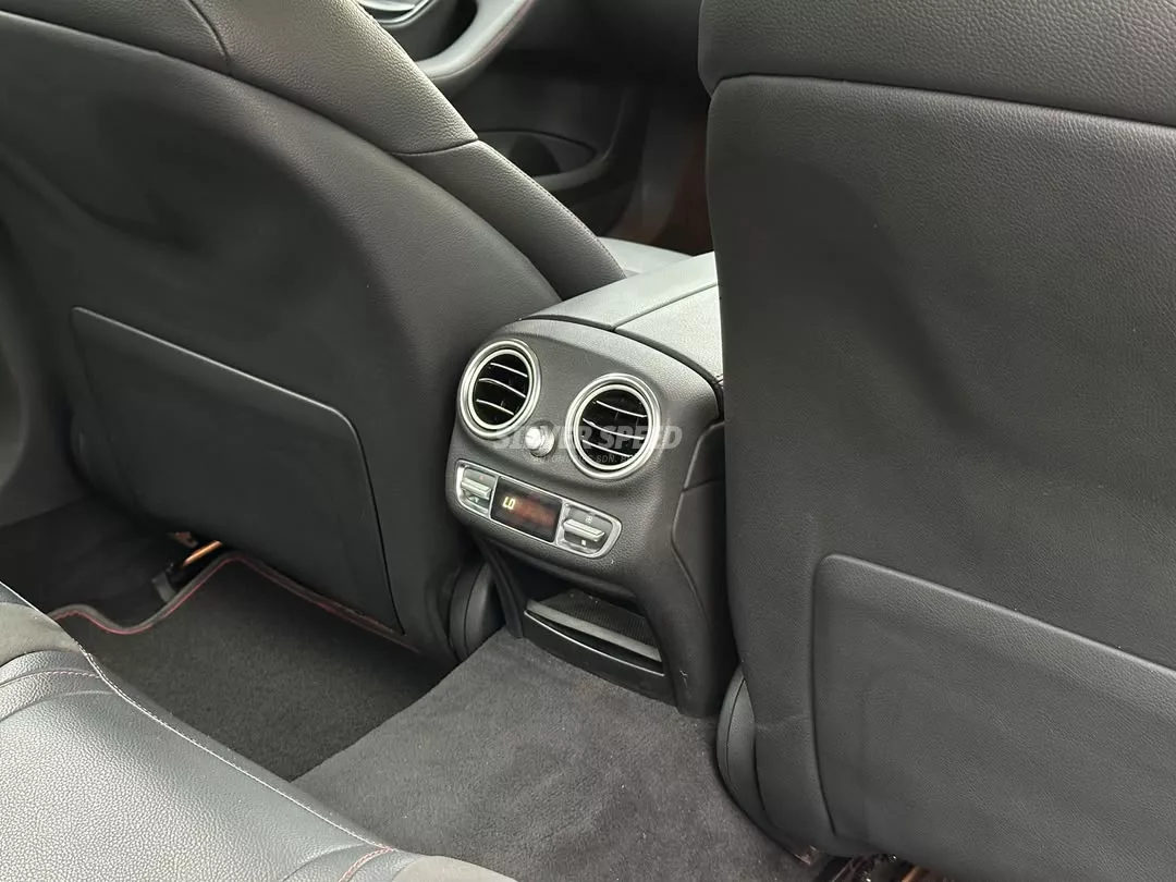 Mercedes Benz AMG C43 image 17