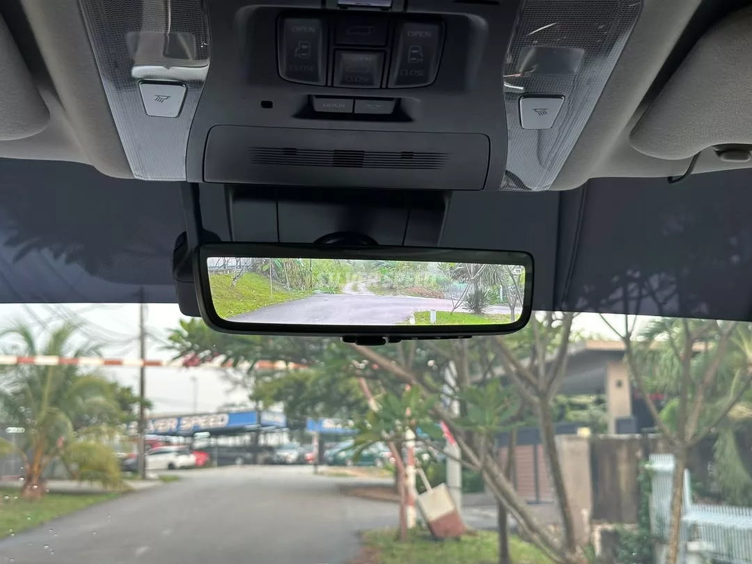 Toyota Alphard image 15