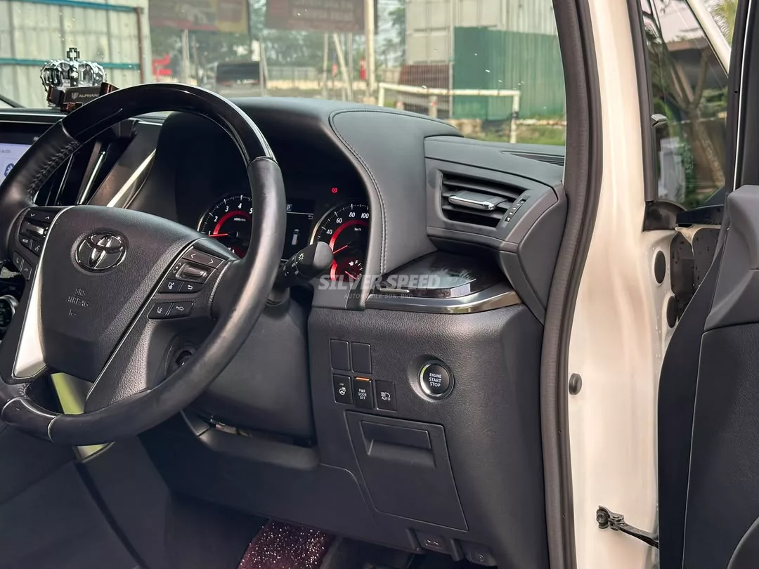 Toyota Alphard image 17